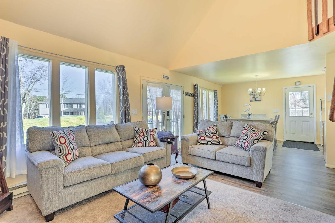 Peaceful Poconos Home With Lake And Pool Access! Long Pond Bagian luar foto