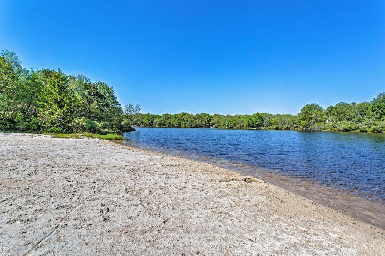 Peaceful Poconos Home With Lake And Pool Access! Long Pond Bagian luar foto