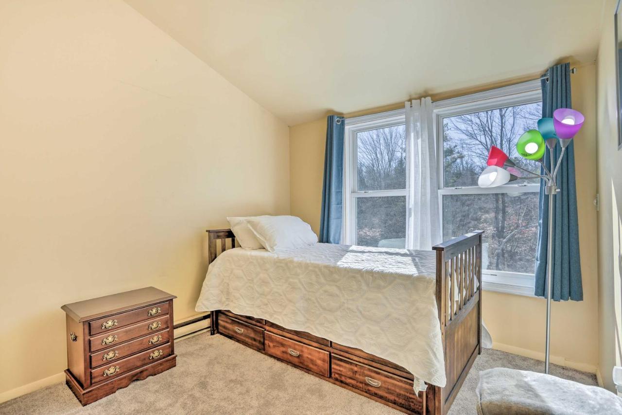 Peaceful Poconos Home With Lake And Pool Access! Long Pond Bagian luar foto